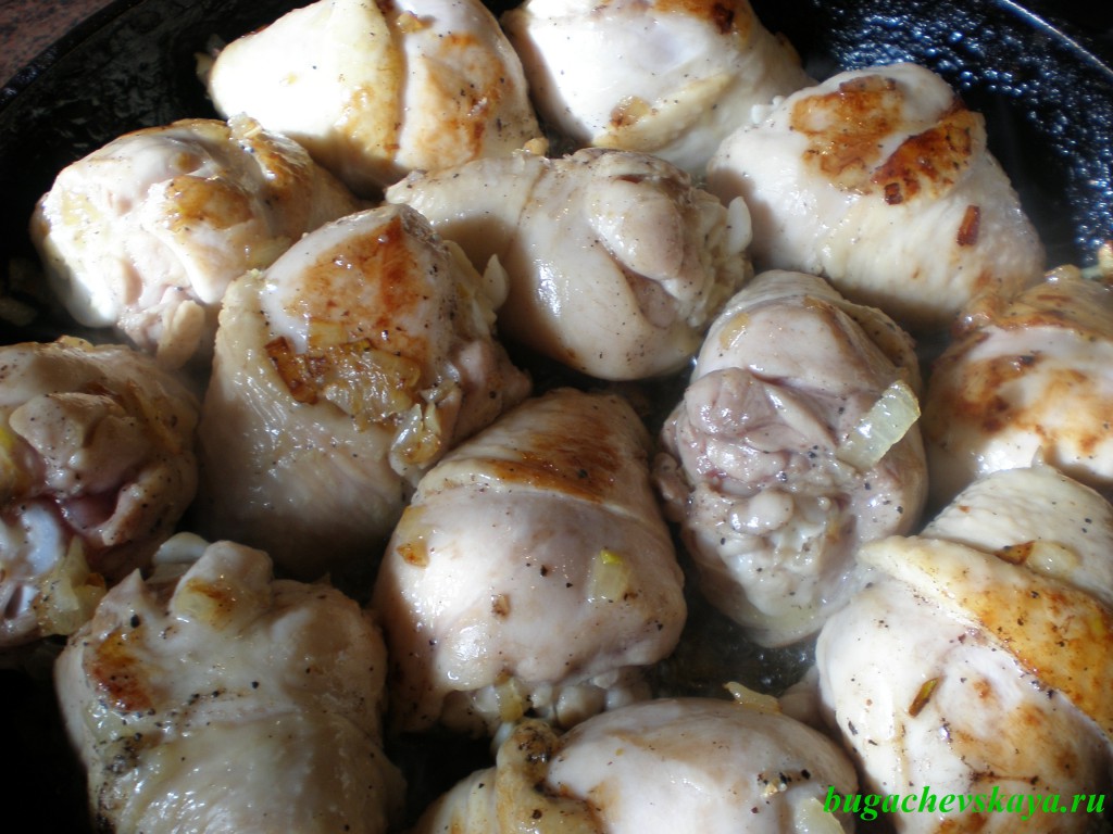 Куриные бедрышки с болгарским перцем (рецепт с фото)