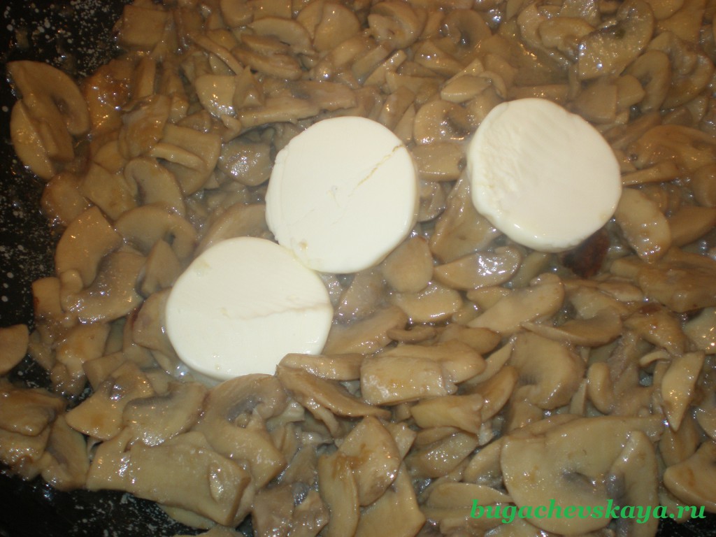 Шампиньоны в сметано-сливочном соусе (рецепт с фото)