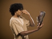 Как чистить замшевую обувь от солевых пятен?
